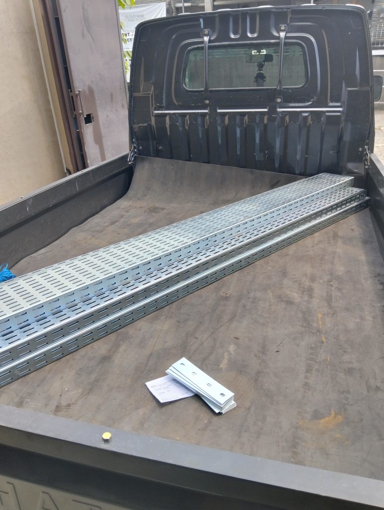 Walau muatan dikit, asal pelanggan sewa pickup puas, jasa pickup tetap jalan