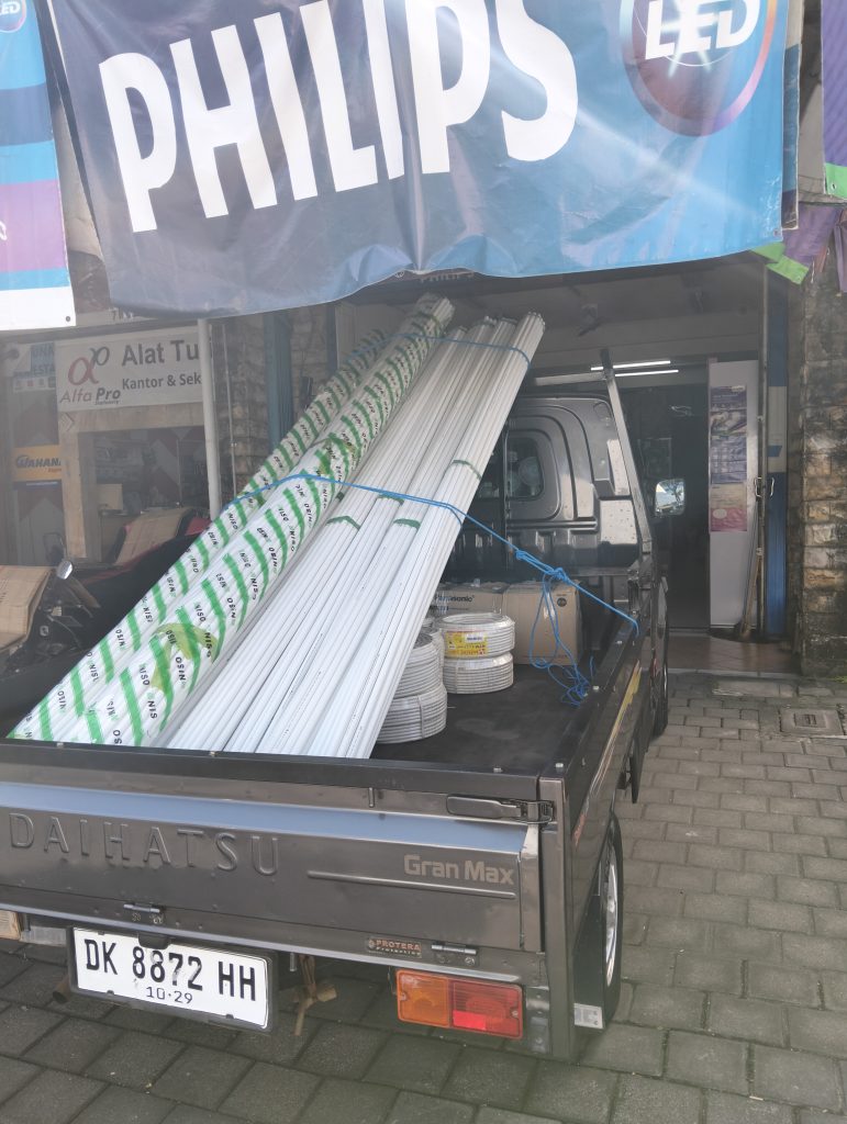 Persiapan pengiriman alat alat listrik ke Nata Desa, Jimbaran. Sewa pickup plus sopir siap angkut barang