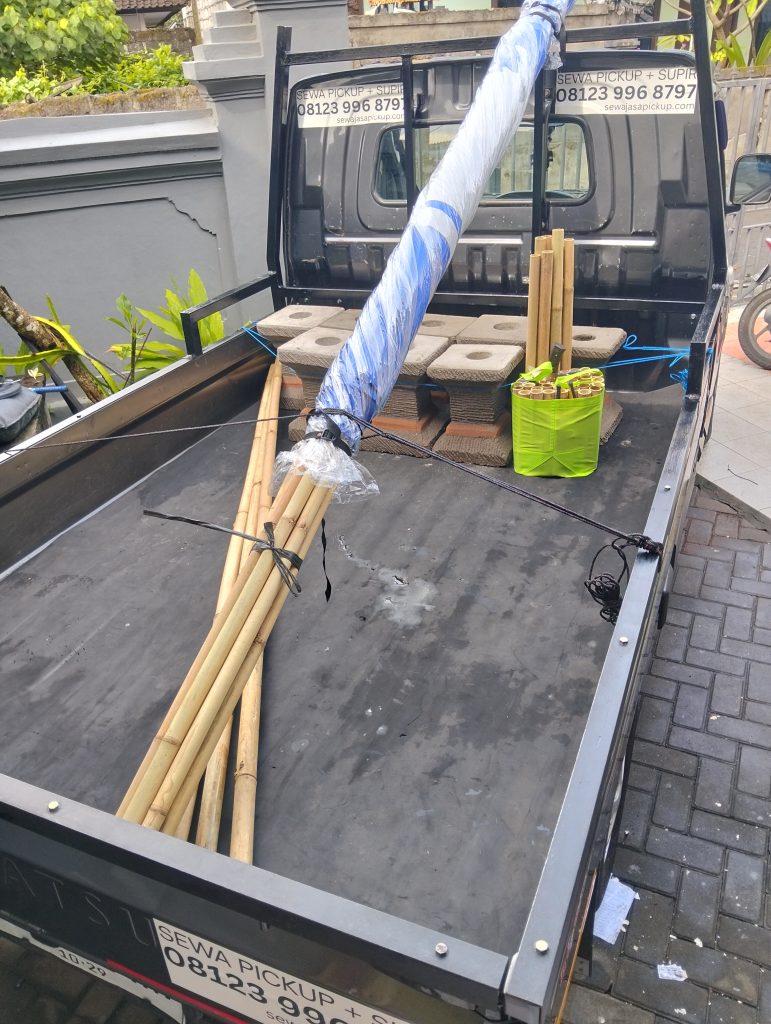 Pengiriman umbul-umbul dan batu sendi sekaligus pasang di lokasi event