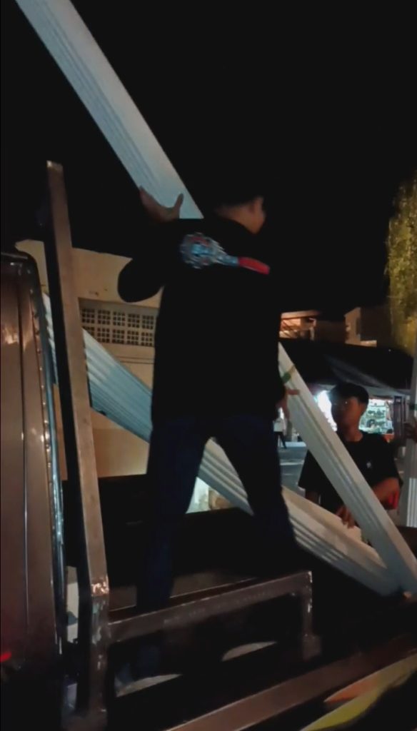 Bongkar muat alat listrik oleh kontraktor di Beach Walk Kuta Bali